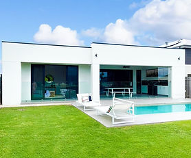 Modern Coastal Entertainer – Stylish Single-Level Home in Mermaid Waters