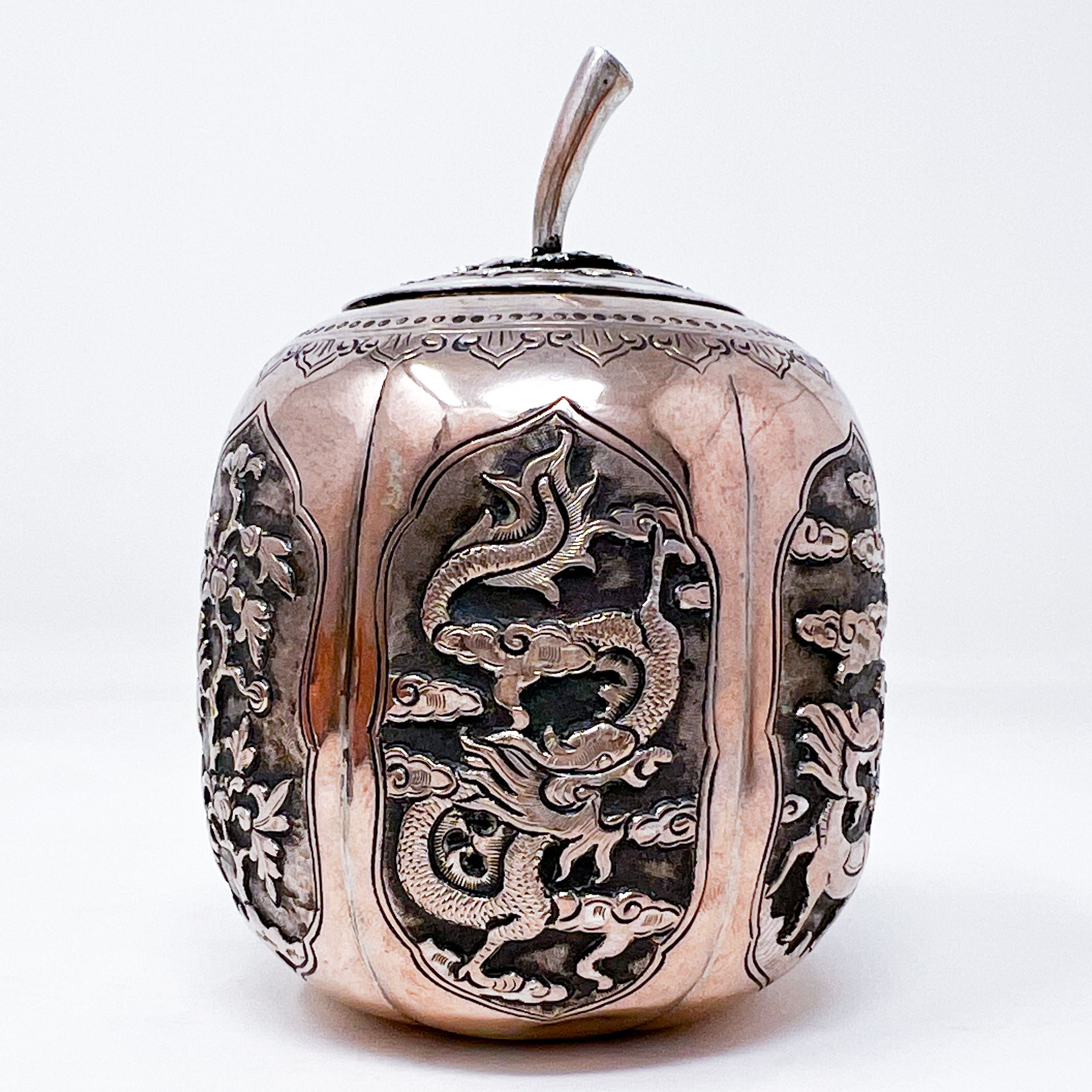 Manzanita Antigua Grabada Con Motivos Orientales