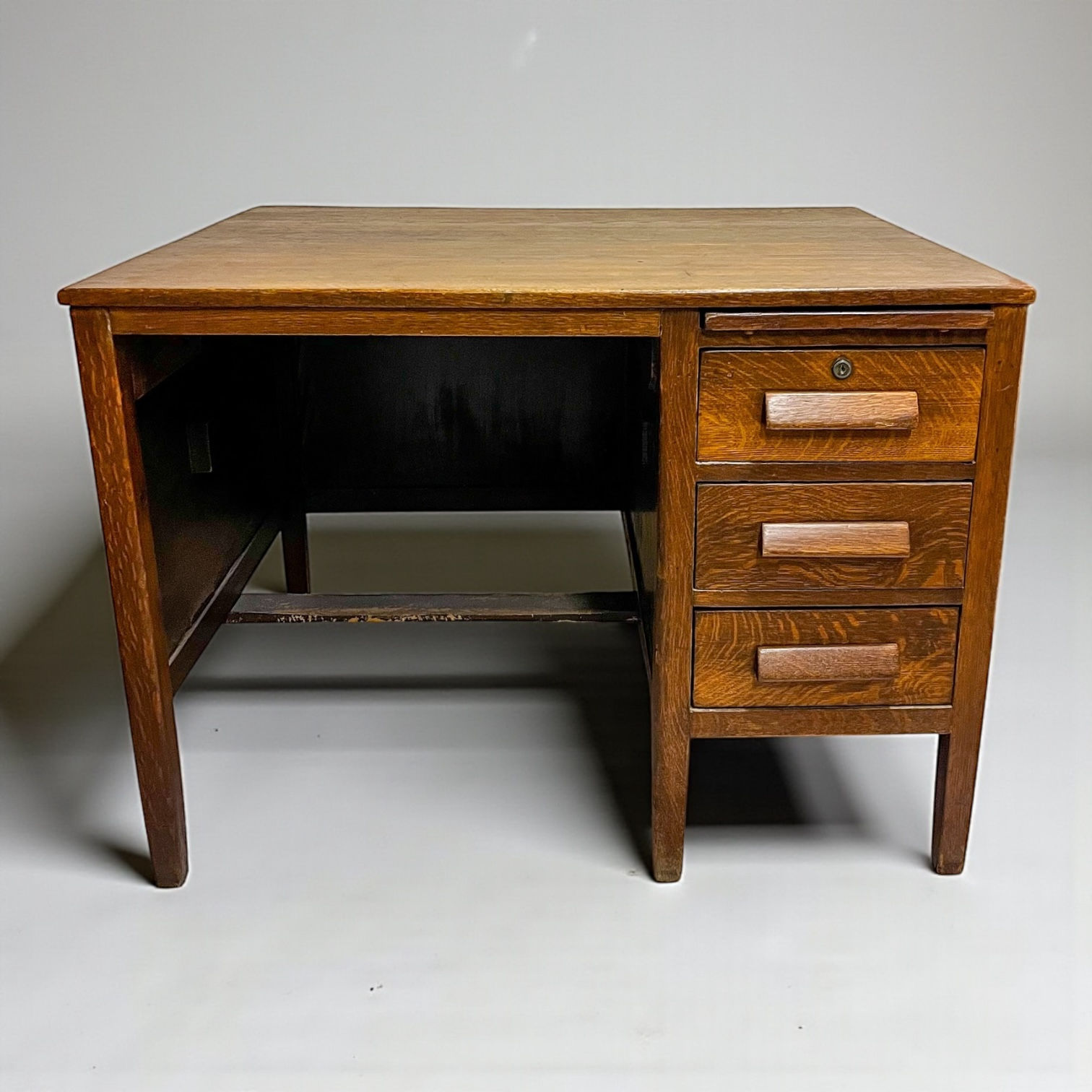 Escritorio Antiguo Hecho en Madera de Encino Ca. 1900