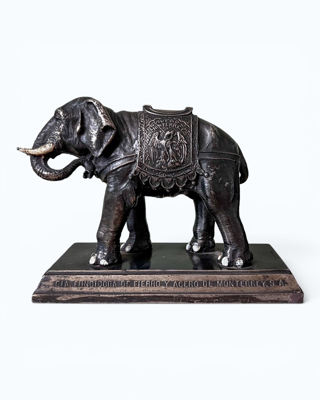 Elefante de la Cia. fundidora de Fierro y Acero Monterrey S.A.