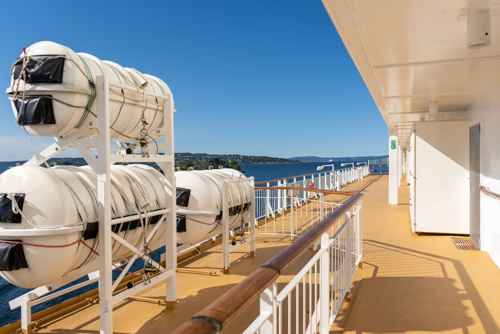 Passagierdeck mit Rettungsflößen, Schiff, Fähre