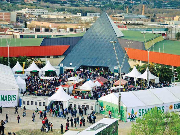 Imagem da feira de cima e de longe