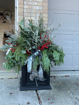 Bokay Flowers Florist in Frankfort, IL. An established florist group offering seasonal, high-grade floral arrangements. We have flower subscriptions, outdoor planter garden designs, event centerpieces, and other professional floral services. Find BoKAY Flowers pre-made arrangements in our floral cooler inside 1N Décor in Downtown Frankfort.