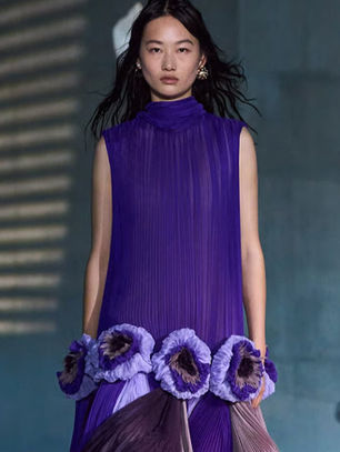 DIOR CRUISE 2027. Jonathan Anderson reimagines Dior’s Cruise collections through fluid silhouettes and a softer vision of luxury designed to move naturally with the body, identity, and contemporary life.