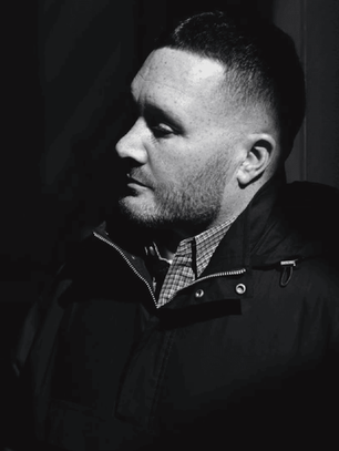 KIM JONES RELANZA SU MARCA EN 2027. Tras años al frente de Dior Men y Louis Vuitton, el diseñador británico prepara una nueva colección con prendas de género neutro, fabricación entre Japón e Italia y una estrategia que mira hacia Asia.