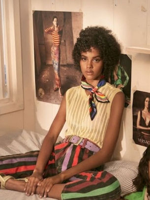 VERSACE EN TRANSICIÓN: ENTRE EL EXCESO Y UNA NUEVA SENSUALIDAD. La Vacanza 2026 muestra a la casa italiana en un momento intermedio donde el barroquismo histórico de Versace comienza a transformarse en un lenguaje más limpio, contenido y contemporáneo.