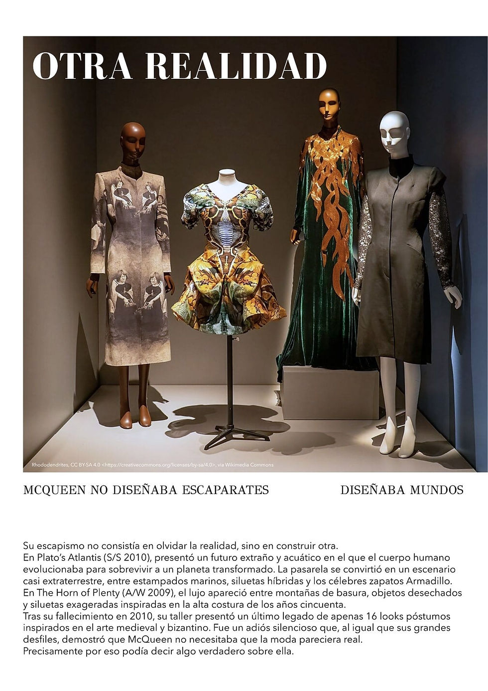 Exhibición de tres maniquíes en un museo vistiendo los icónicos vestidos con estampados marinos y zapatos Armadillo de la colección Plato's Atlantis de Alexander McQueen