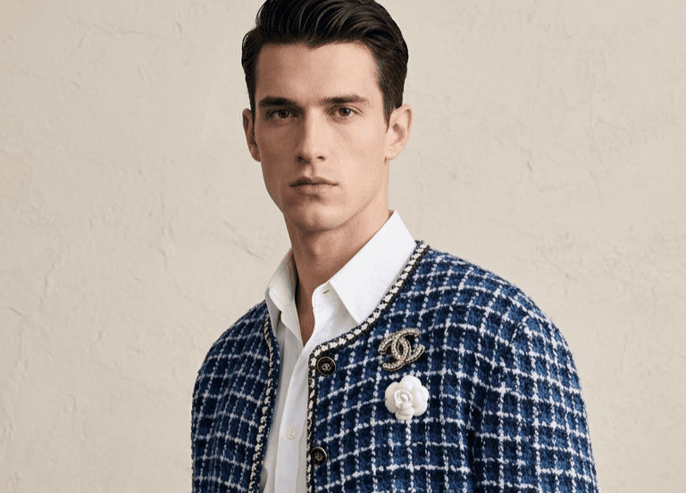 CHANEL Y LA MODA MASCULINA: ¿POR QUÉ LA MAISON NO TIENE UNA LÍNEA DE HOMBRE? De Karl Lagerfeld a Jacob Elordi: un recorrido por las décadas en las que Chanel ha vestido a hombres icónicos sin necesidad de una etiqueta de menswear.