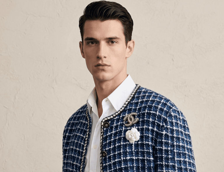 CHANEL Y LA MODA MASCULINA: ¿POR QUÉ LA MAISON NO TIENE UNA LÍNEA DE HOMBRE? De Karl Lagerfeld a Jacob Elordi: un recorrido por las décadas en las que Chanel ha vestido a hombres icónicos sin necesidad de una etiqueta de menswear.