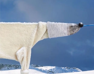 HELGA STENTZEL AND THE ART OF LOOKING TWICE. The artist who transforms clothes, clotheslines and everyday objects into animals and surreal scenes that change the way we see the ordinary.