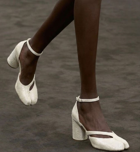 POR QUÉ LOS UGLY SHOES DOMINAN LA MODA DE LUJO. Qué tienen en común los pumps de Valentino, las Tabi de Margiela, las Triple S de Balenciaga y los diseños surrealistas de Loewe.