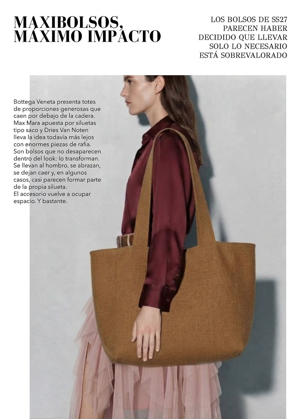 Modelo llevando un bolso tote XL marrón colgado al hombro, tendencia en accesorios maximalistas y bolsos gigantes SS27