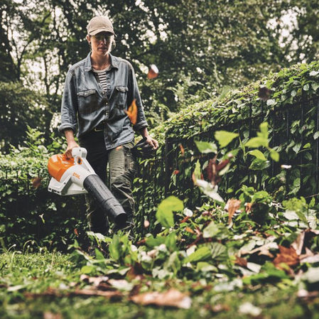 Leistungsstarke Akku-Laubbläser: Entfernt effizient Laub, Gras und Schmutz auf Gehwegen
