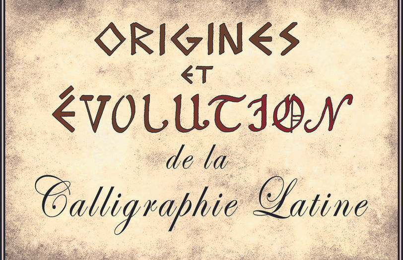 Écriteau en ancien parchemin beige qui annonce en lettres stylisées: Origines et évolution de la calligraphie latine.