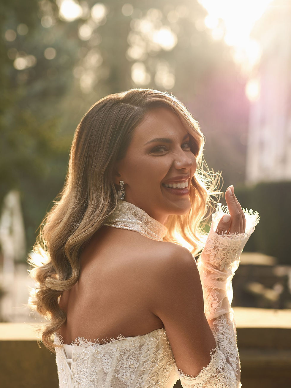 Lachende Braut mit Bridal Make Up im Gegenlicht, Make Up Artist Düsseldorf