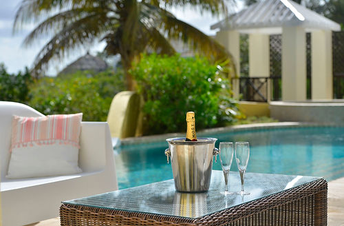 Wijnkoeler met 2 glazen aaet zembad bij een luxe villa aan het spaanse water op Seru Boca Estate