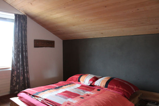 Anthrazitfarbene Wand im Schlafzimmer, die den klaren Lebensweg unterstützt und für Ruhe und Struktur sorgt.