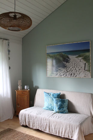 Grün-blaue Wandfarbe, die das gewünschte Strandfeeling unterstützt und eine entspannte, kühlende Atmosphäre im Raum schafft.