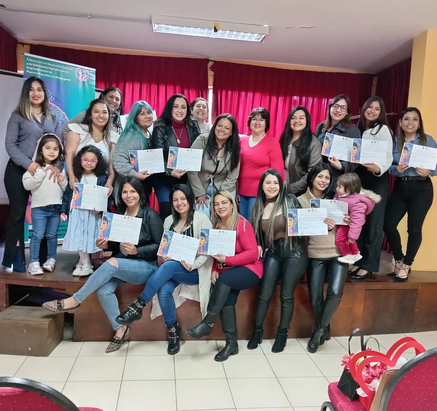 Imagen de mujeres Migrantes recibiendo sus certificados