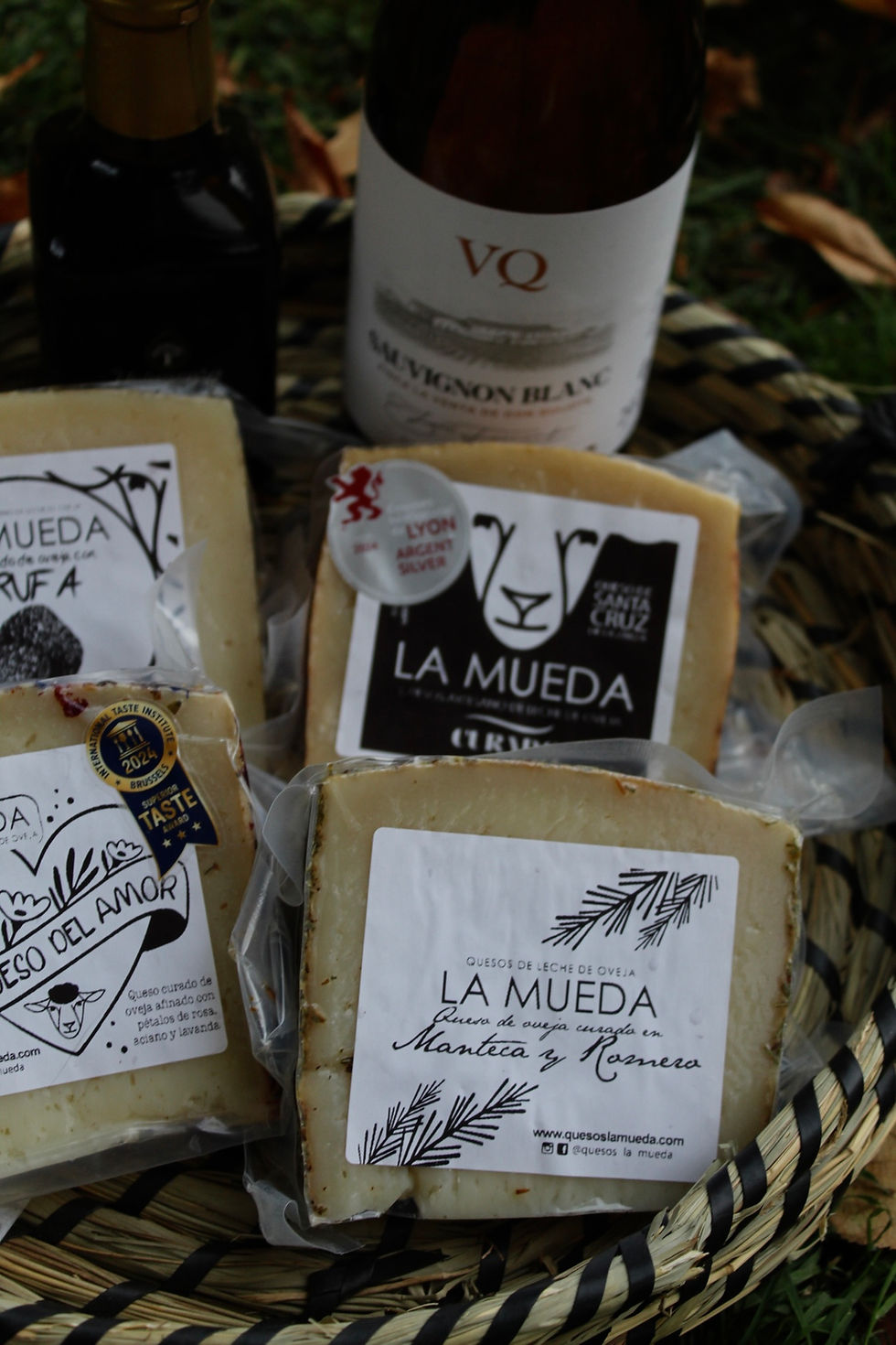 Miniatura: cesta de navidad donde se incluye cuatro de nuestros quesos, una botella de vino y un aceite de oliva