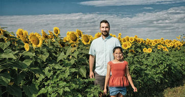 a portrait of a man and his child in front of yellow flowers | sunflowers in the back ground | Photographer | Waco, Tx | prophotosvc.comPortrait photography | Portrait pictures | Fine art portraits | Senior portraits | Senior pictures |
Senior photo | Baylor Graduate Pictures | Baylor Graduation | Baylor Celebration photos | Senior Pictures | Senior photos | senior portraits | prophotosvc.com | Waco, Tx
