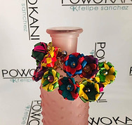 Pulsera artesanal colorida de flores.jpeg