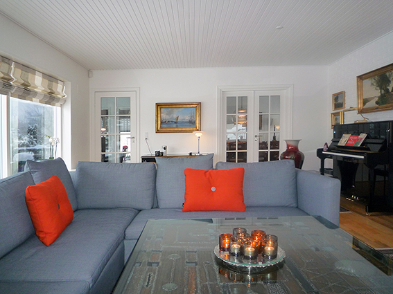 sofa med orange puder og klaver