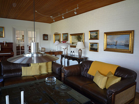 lædersofa og lampe
