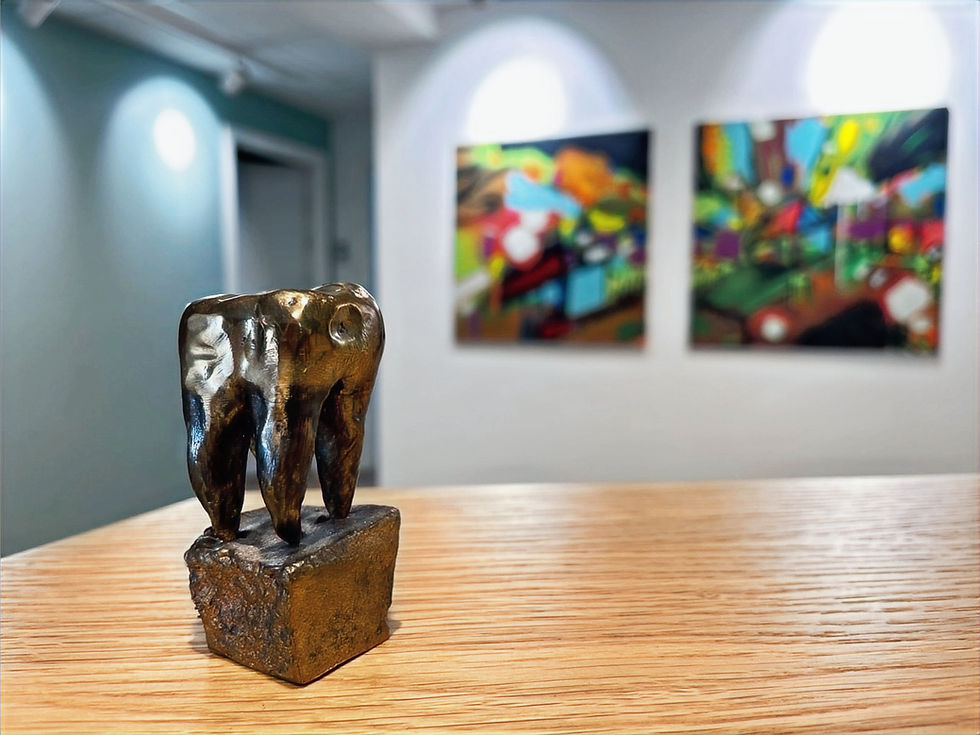 kunst på væg, grøn væg og bronze skulptur