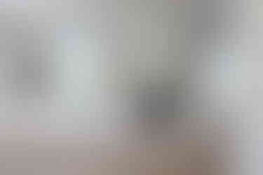 lyst klassisk køkken med ovn og vinduer