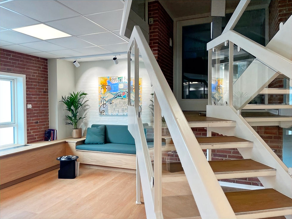 trappe, grøn sofa, røde mursten, kunst på væg