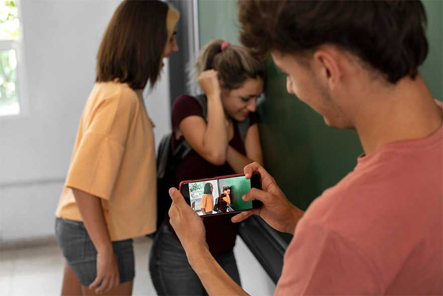 Redes sociales y gestión emocional en el entorno educativo. Centro de Psicología Aplicada Maribel Gámez