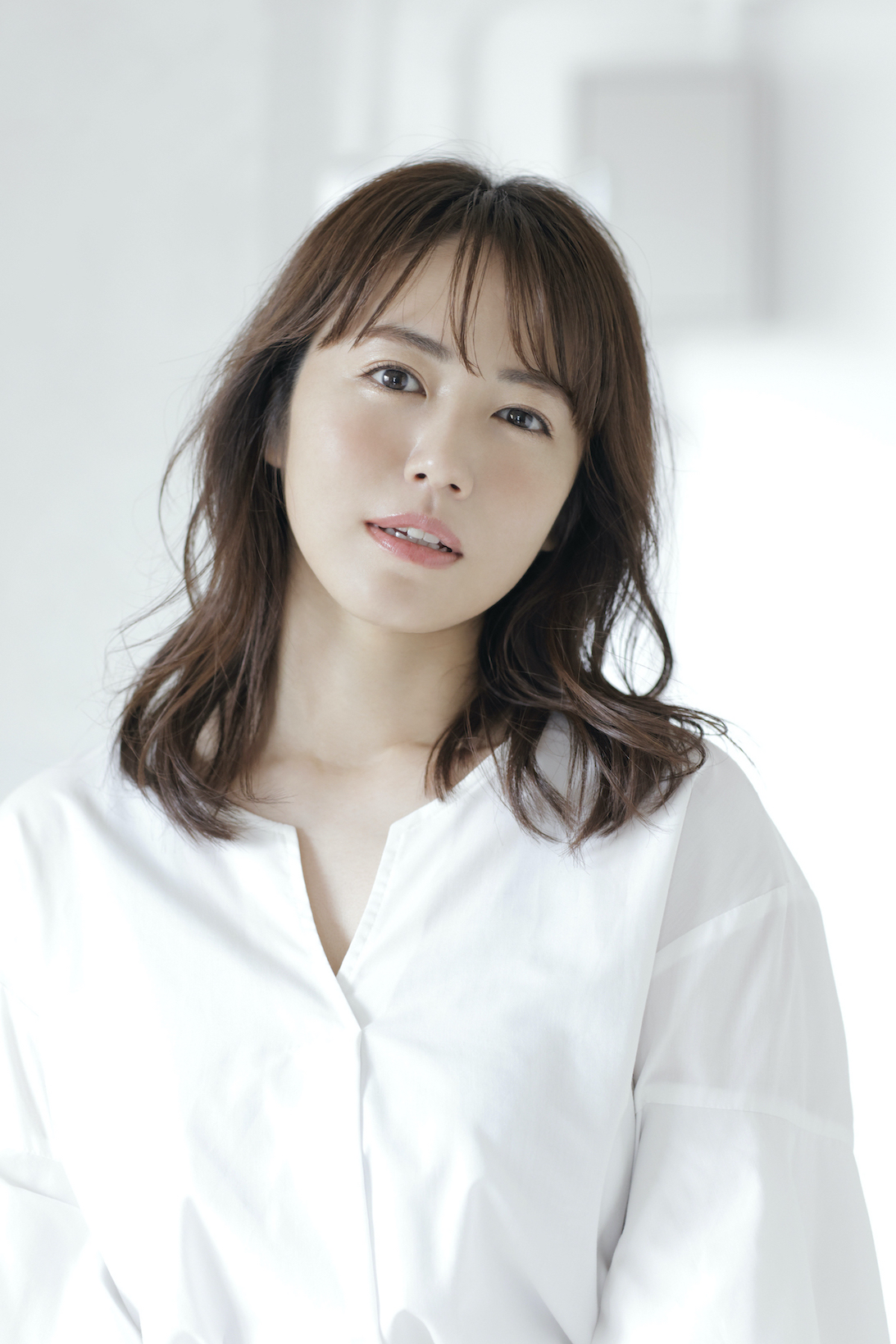 【画像】磯山さやかさん(41)手に取ったフルーツを咄嗟におっぱいに乗せてしまう