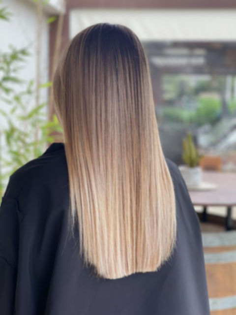 Un nouveau concept RÉVOLUTIONNAIRE !!
Les HairKones© sont des nouveaux outils pour effectuer des balayages ombré hair. Gain de temps avec une application rapide 20mn maximum même sur cheveux trés longs. Plus besoin de cellophane ni papier d'aluminium avec notre technique d'application inversée et conique. L'éclaircissement est plus rapide et vos balayages ont un résultat d'un fondu parfait.
Avec les HairKones©, tu peux créer à l'infini. Il existe de multiples techniques de positionnements et d'applications que tu maîtriseras par le biais de notre formation.