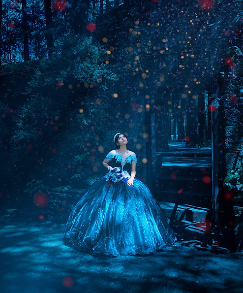 Quinceañera en un campo nocturno a la orilla de un castillo en un campo de hadas.