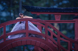 Serenidad en el Puente Rojo: Sesión Previa de Quinceañera con Vestido Lila en Parque Masayoshi Ōhira