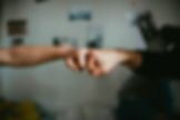 2 personer gör en fistbump