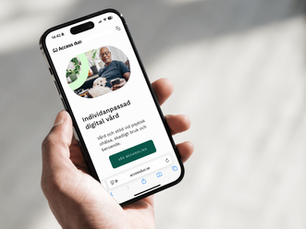 En hand som håller en mobiltelefon som visar Access duos hemsida.