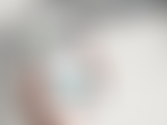 En hand som håller en mobiltelefon som visar Access duos hemsida.