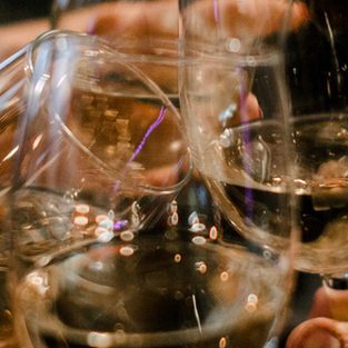 Glas med vitt vin i som skålar