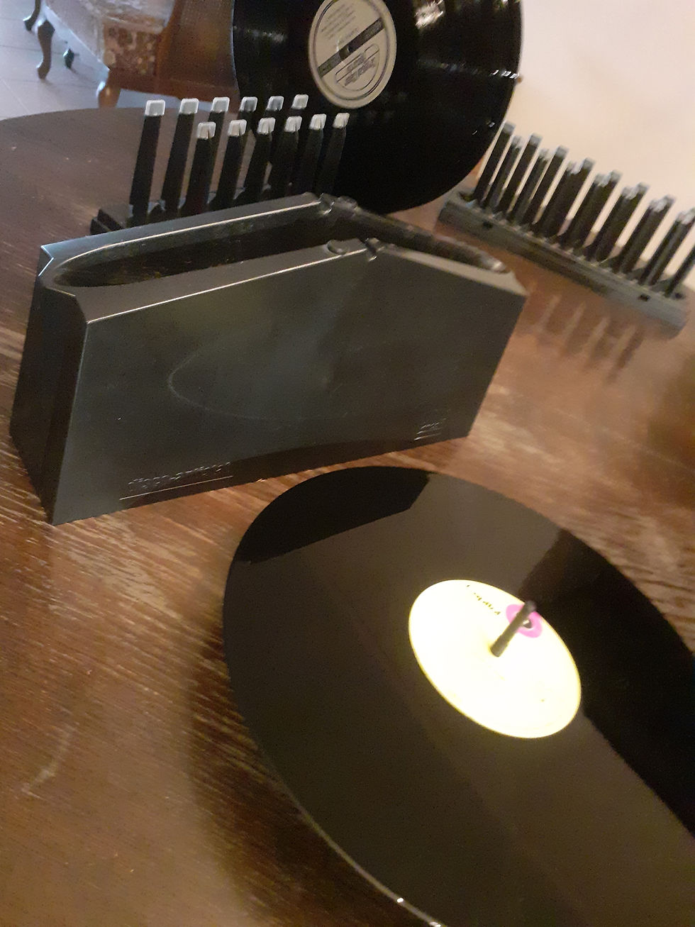 Knosti manuelle Plattenwaschmaschine, Record washing machine and vinyl records on a table.