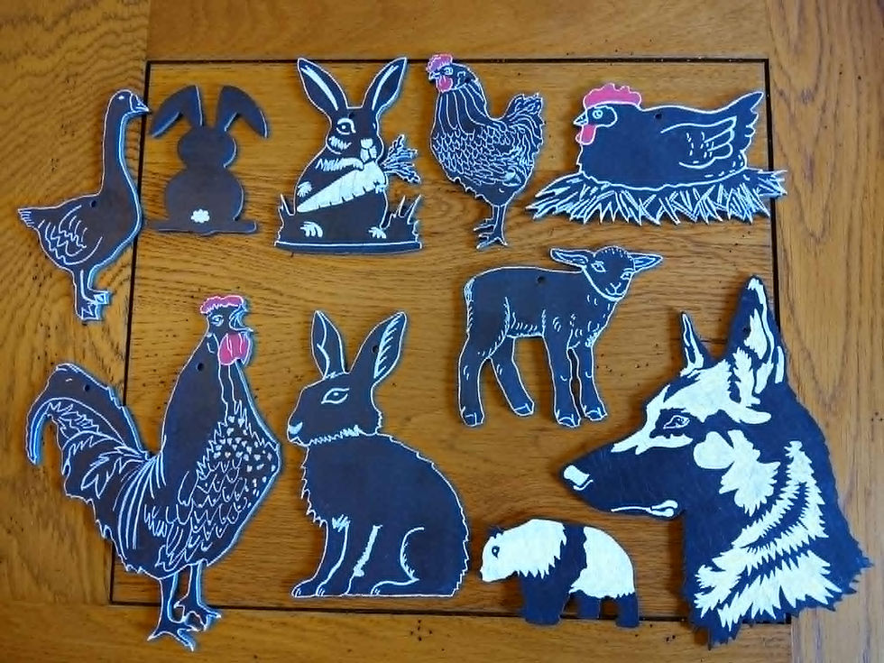 Motifs d’animaux de la ferme réalisés sur une plaque en ardoise