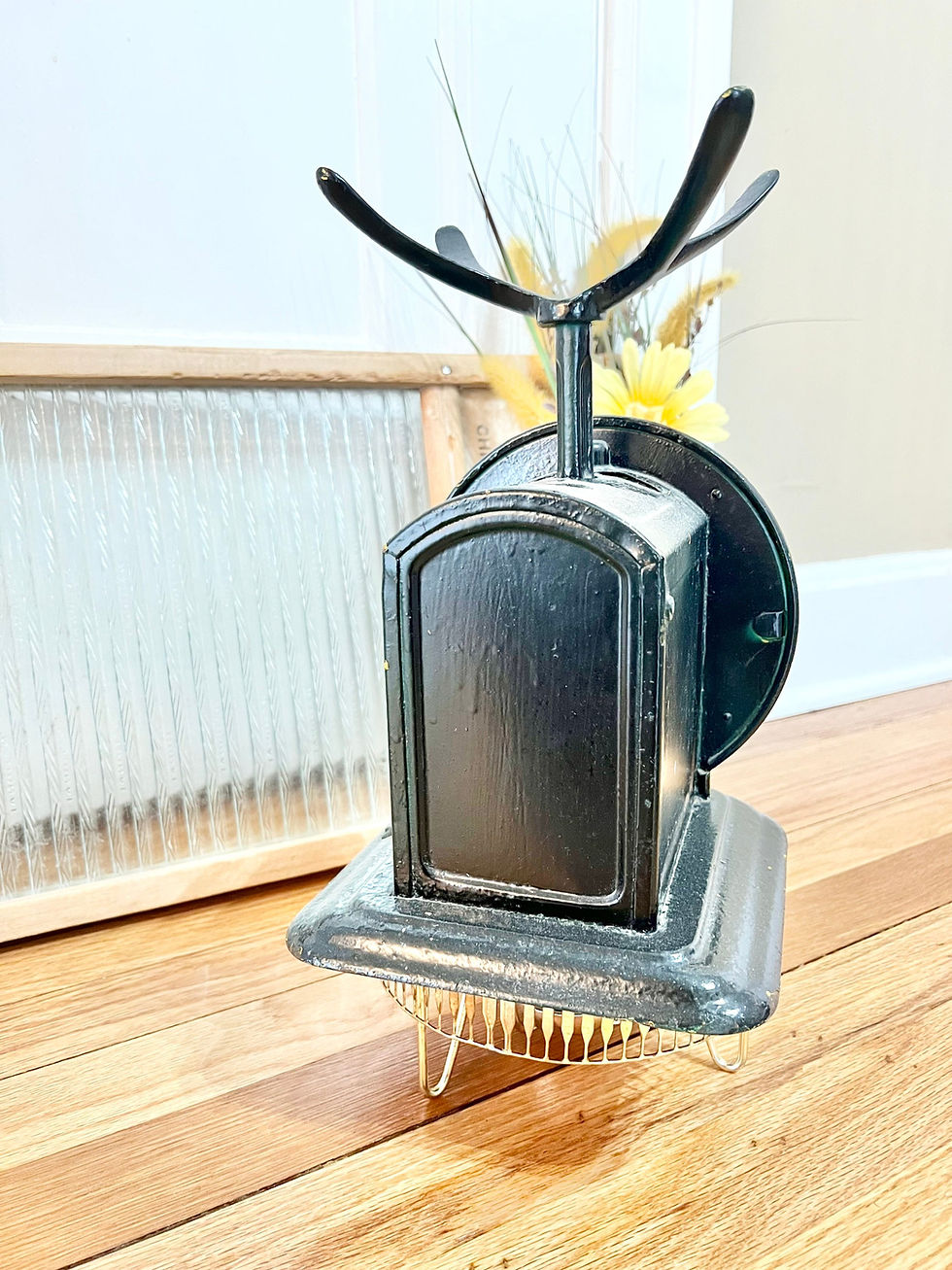 Thumbnail: Rare Vintage John Chatillon and Sons New York Black Metal Kitchen Scale / 20 lbs