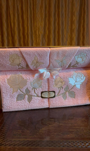 Thumbnail: Rare New Vintage Royal Treasure Set of Pink Floral Towels in Original Box / NIB