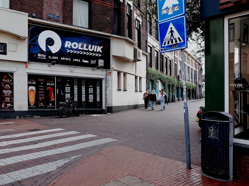 De blinde muren naast de Stadsgarderobe aan de Tweede Walstraat.