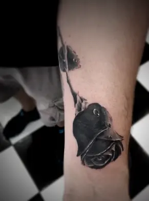 Tavarismus-Realismus-Tätowierung einer schwarzen Rosenknospe in Schwarz und Grau, erstellt von Tiago Tavares.