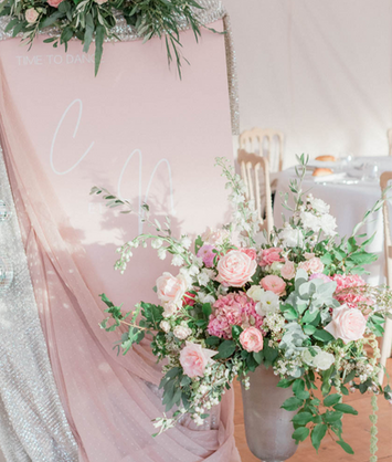 Panneau de décoration de mariage rose et végétale avec l'inscription "Let's Dance !" Mariage au Domaine du réveillon en bourgogne.