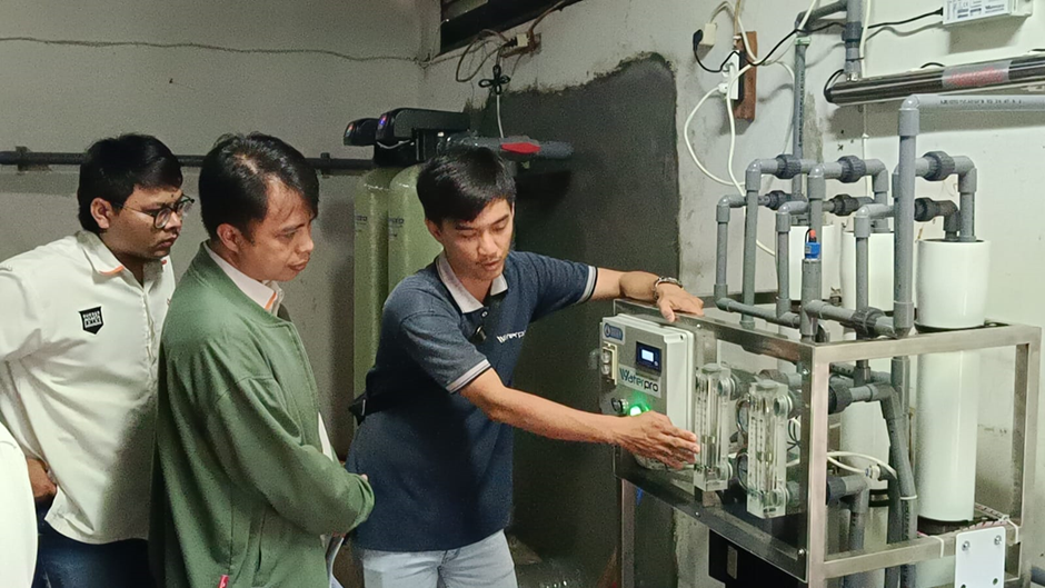 Filter air RO dengan kapasitas 2000 GPD (Galon per Day) yang dipasang pada RPH Kapuk menggunakan teknologi Reverse Osmosis (RO) untuk digunakan pada proses produksi pada RPH (Rumah Potong Hewan) Kapuk