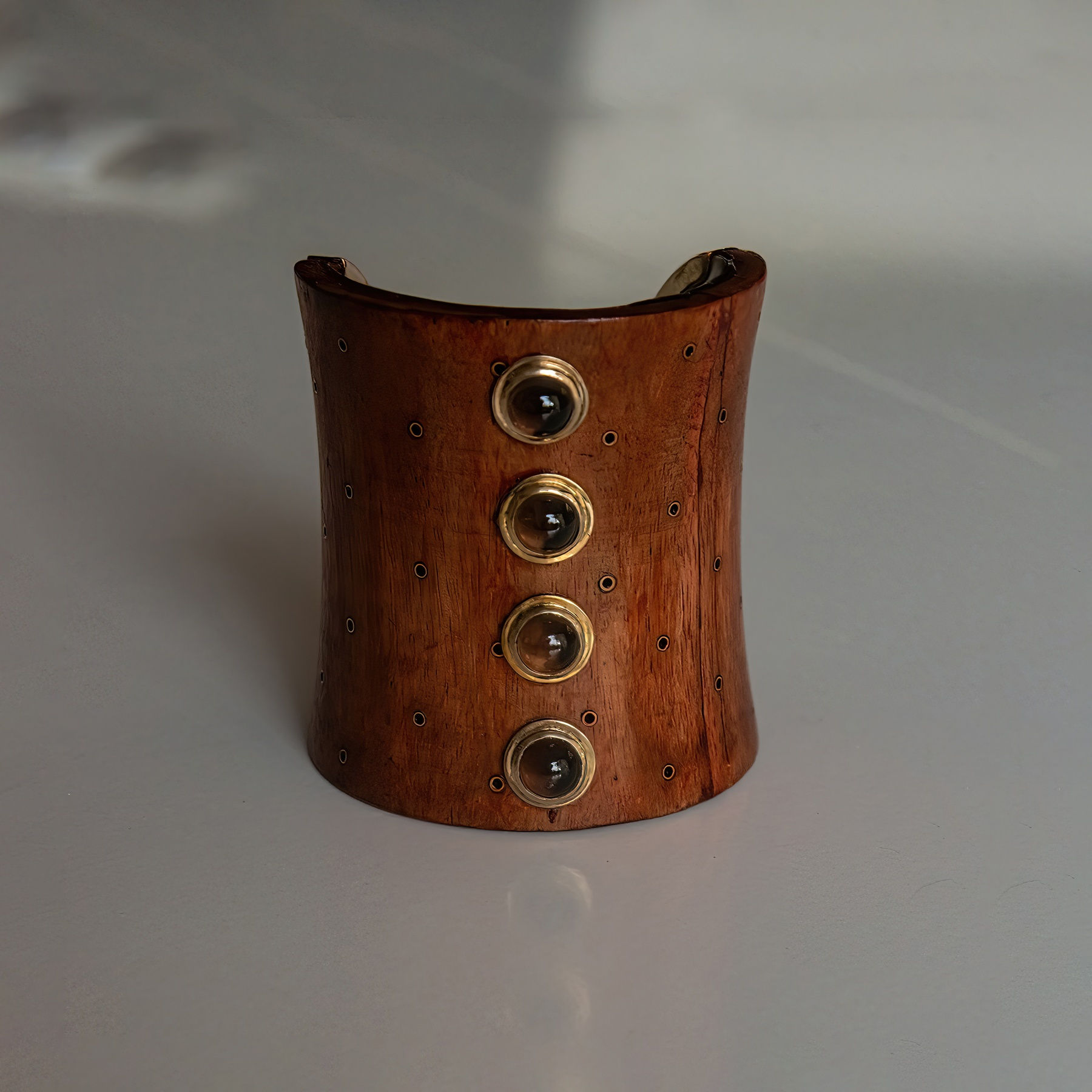 Браслет с дымчатым кварцем и сапфирами от Германа Кабирски