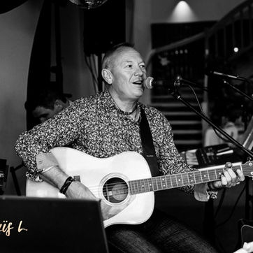Découvrez Dominic Earl en pleine performance, un chanteur exceptionnel qui captive son public avec chaque note.